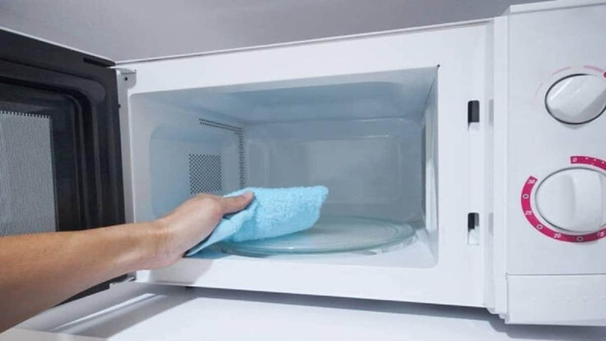 Θα σας «λύσει» τα χέρια: Ο εύκολος τρόπος για να καθαρίζετε τον φούρνο μικροκυμάτων – Τι θα χρειαστείτε