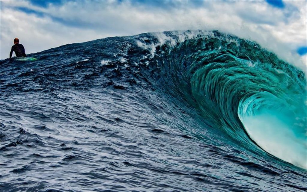 Viral έγινε 29χρονη που έκανε σέρφινγκ φορώντας… τακούνια (βίντεο)