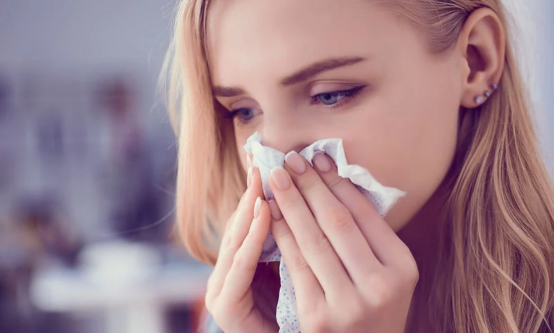 Τρεις εύκολοι τρόποι για να καθαρίσετε τα ιγμόρεια και να ξεβουλώσετε τη μύτη σας στο λεπτό
