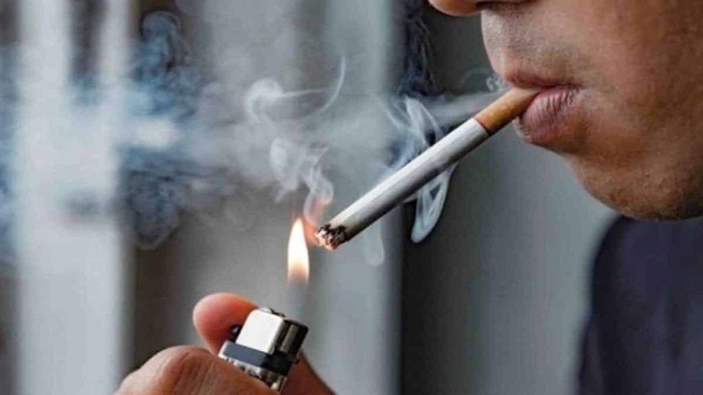 Δείτε πως θα διώξετε τις μυρωδιές από καπνό και τσιγάρο από το σπίτι και τα έπιπλα