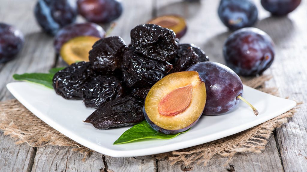 Οστεοπόρωση: Πώς βοηθούν τα δαμάσκηνα – Τι έδειξαν μελέτες