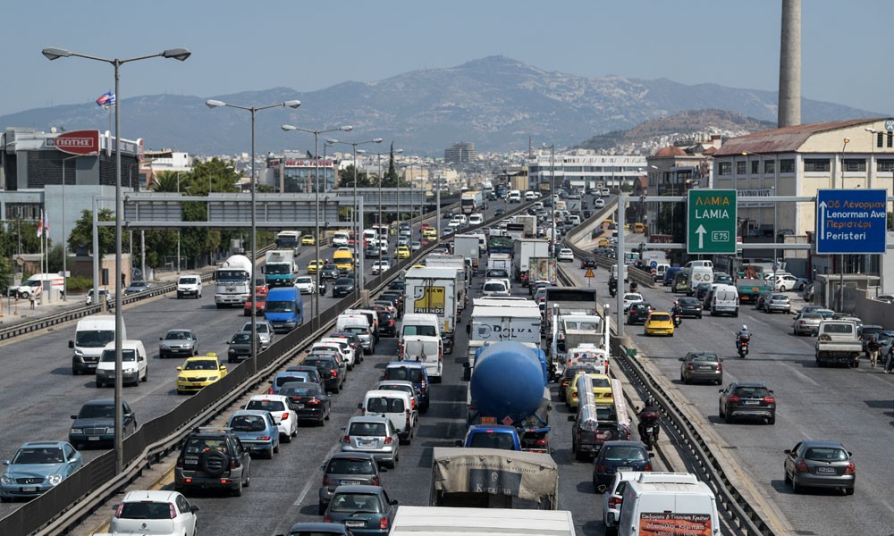 Κίνηση στην κάθοδο του Κηφισού λόγω τροχαίου – Καθυστερήσεις στην Αττική Οδό