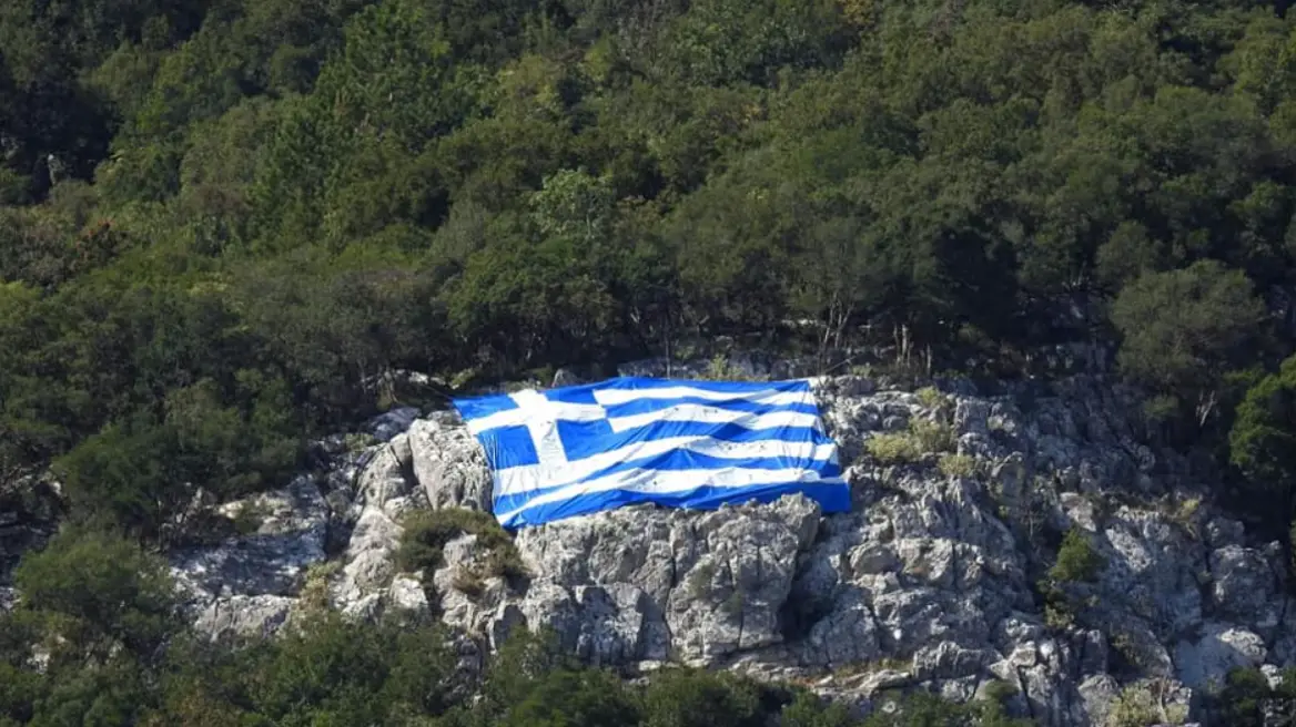 Τεράστια ελληνική σημαία τοποθετήθηκε σε βράχο του Ταϋγέτου για την 28η Οκτωβρίου