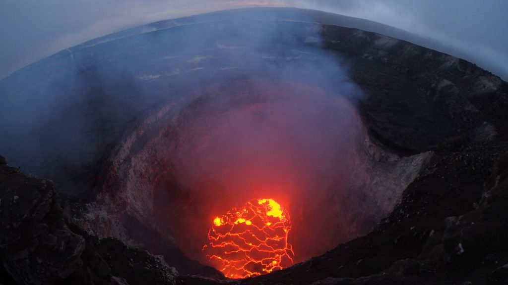 Μέσα στον κρατήρα ενός ηφαιστείου – Εντυπωσιακές εικόνες! (βίντεο)