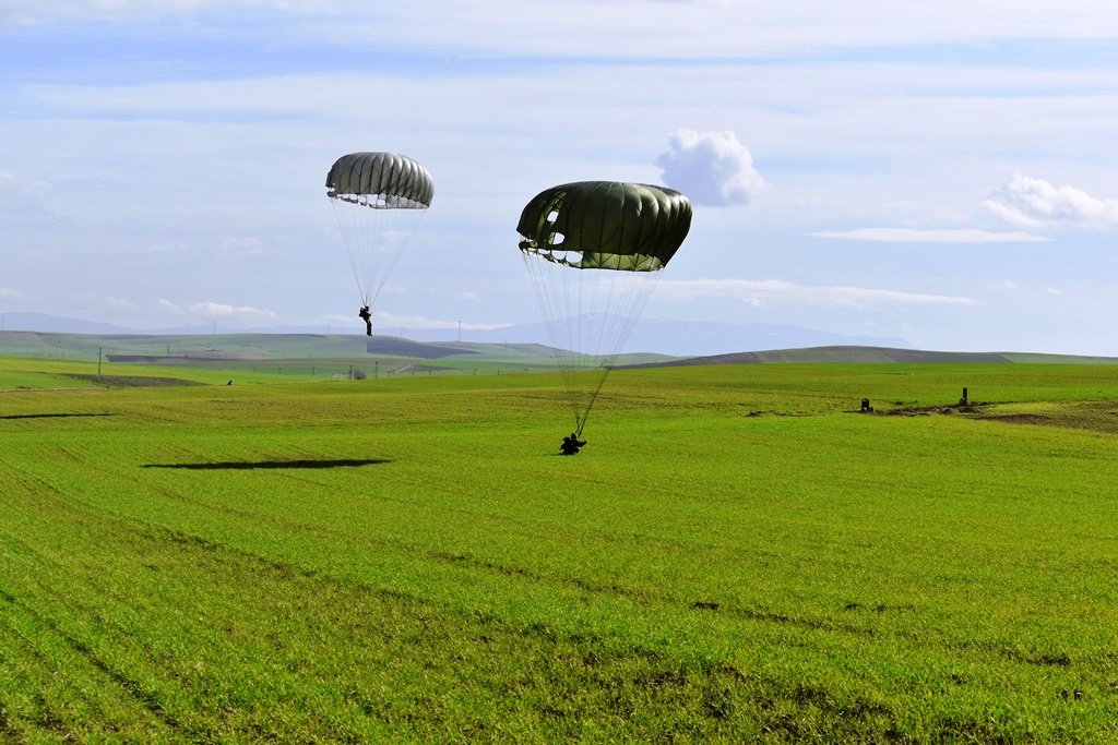 ΗΠΑ: Τραγικός θάνατος από πτώση 55χρονου αλεξιπτωτιστή σε αγώνα αμερικανικού φούτμπολ