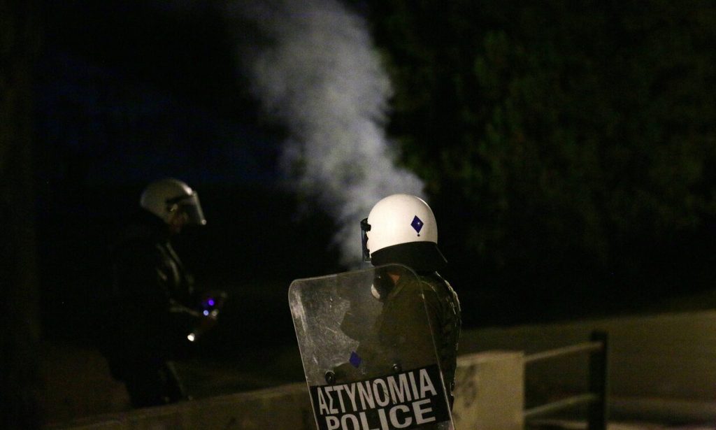 Θεσσαλονίκη: Επίθεση κουκουλοφόρων σε ΜΑΤ τα ξημερώματα έξω από το ΑΠΘ