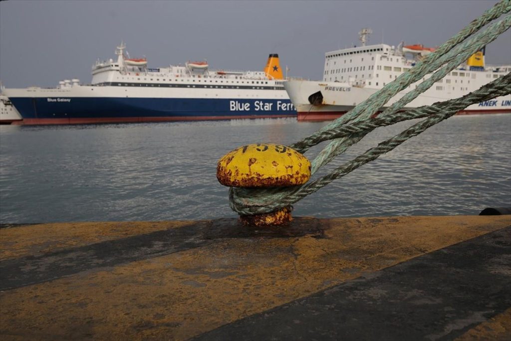 24ωρη παμπειραϊκή απεργία: «Δεμένα» τα πλοία αύριο στο λιμάνι του Πειραιά