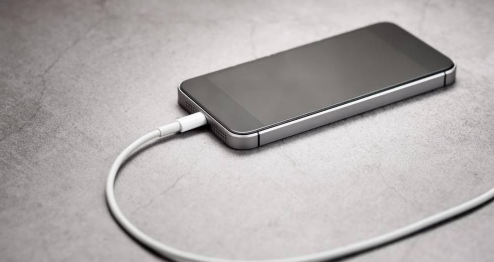 Οι υπουργοί της Ευρωπαϊκής Ένωσης αποφάσισαν τον υποχρεωτικό κοινό φορτιστή