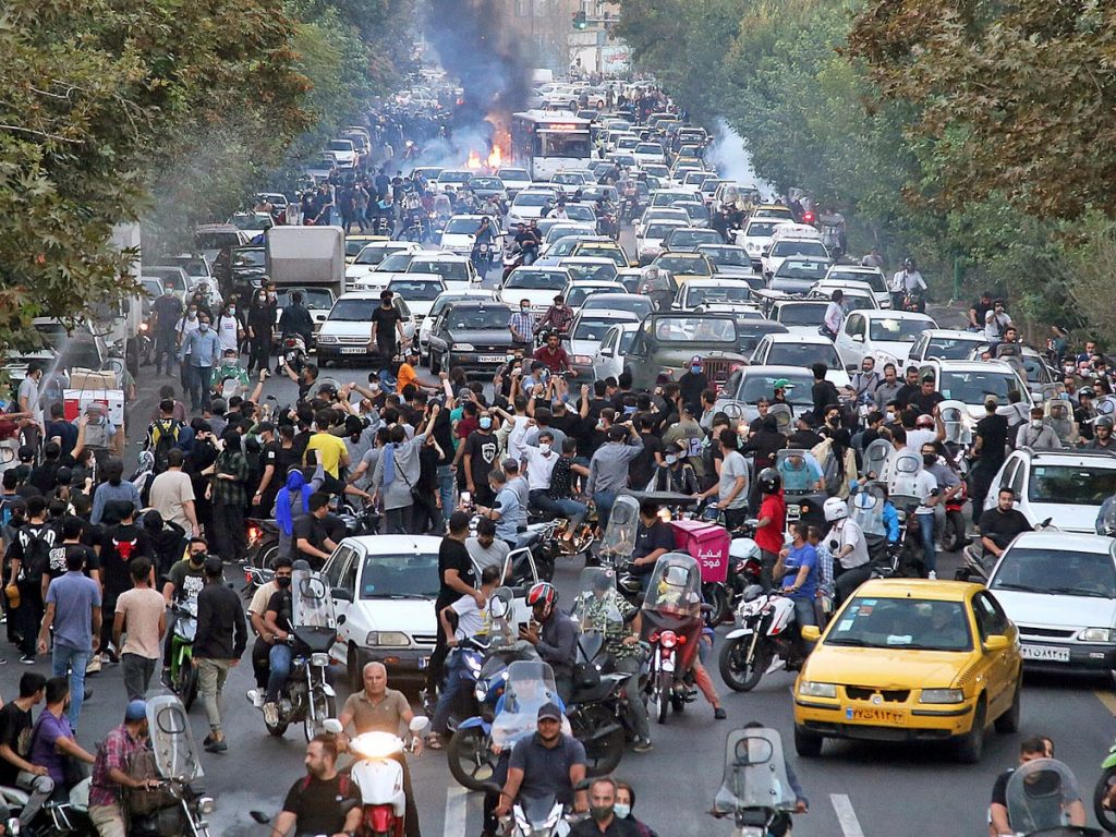 Ιράν: Οι δυνάμεις ασφαλείας σκότωσαν 21χρονο που έσκισε κυβερνητική αφίσα