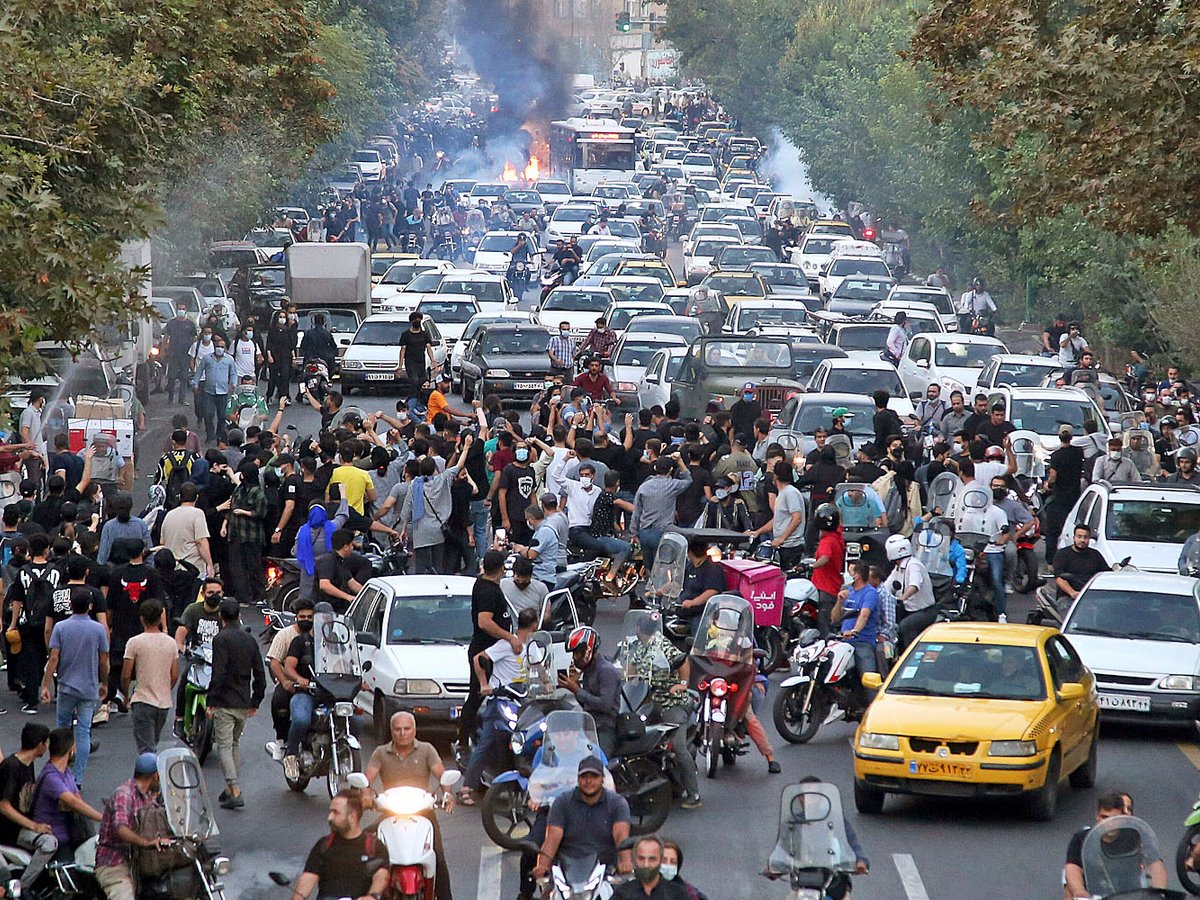 Ιράν: Οι δυνάμεις ασφαλείας σκότωσαν 21χρονο που έσκισε κυβερνητική αφίσα