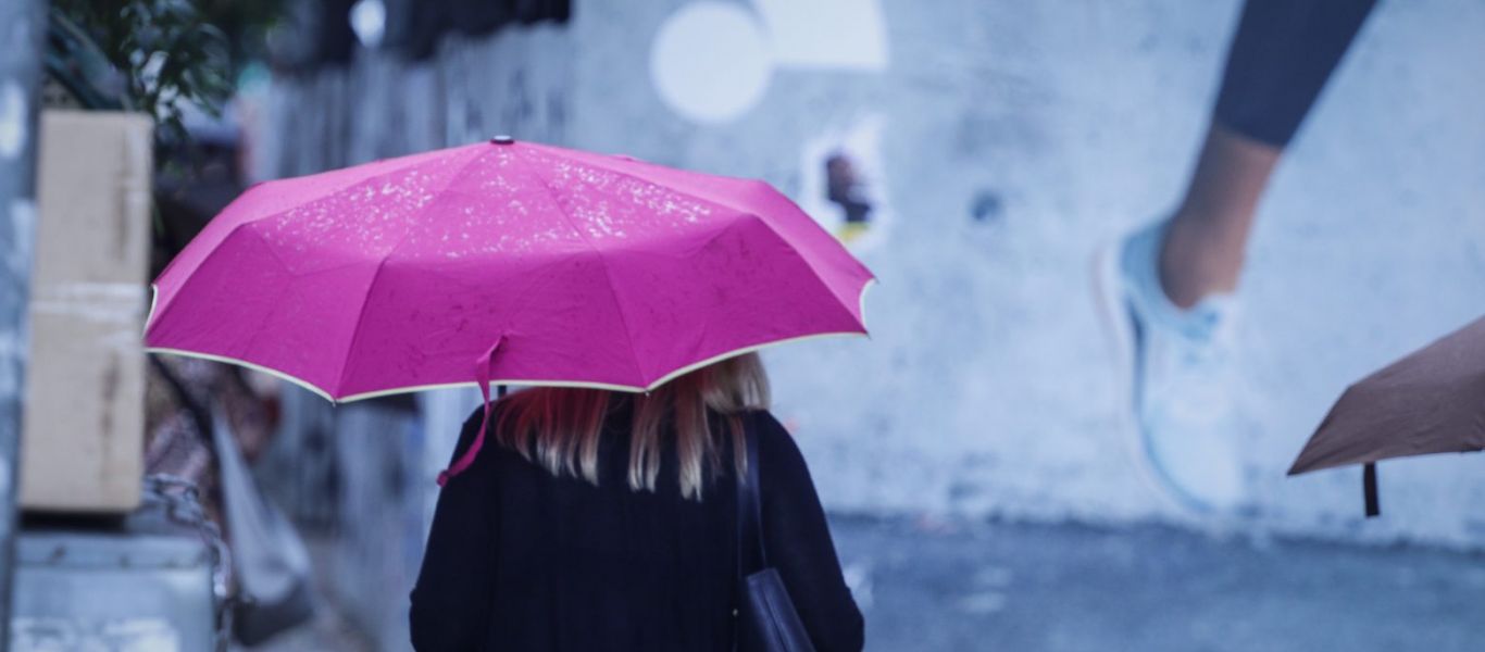 Το TikTok δίνει τη λύση: Δείτε πώς θα περπατάτε στη βροχή χωρίς να κρατάτε ομπρέλα (βίντεο)