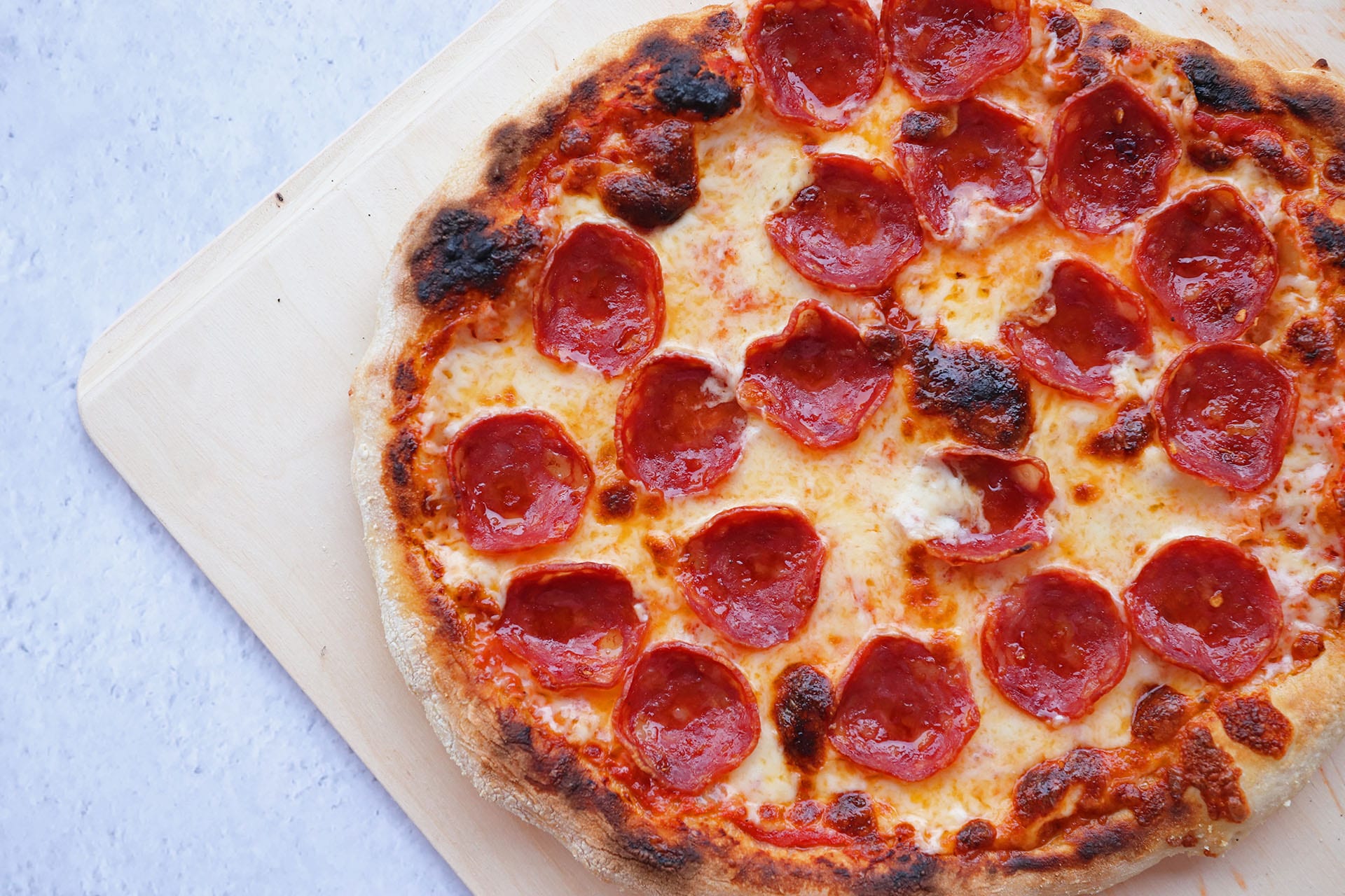 Πιτσαρία στη Θεσσαλονίκη σερβίρει πίτσα ενός μέτρου – Ζυγίζει 7 κιλά (φωτό-βίντεο)