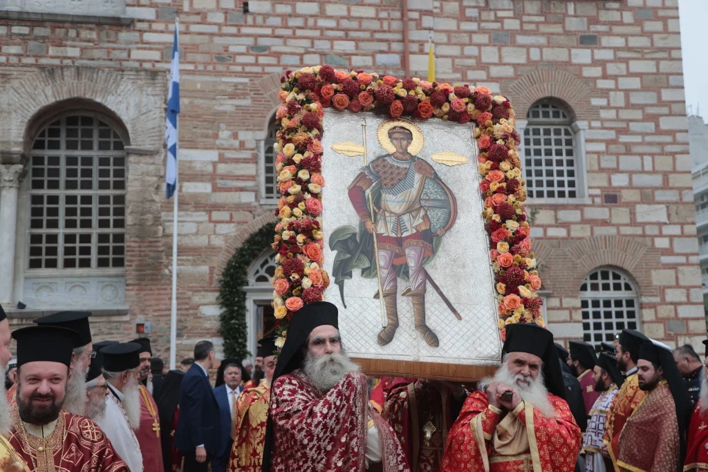 Θεσσαλονίκη: Πλήθος πιστών στη Λιτανεία του Αγίου Δημητρίου που τιμάται αύριο (φωτο)