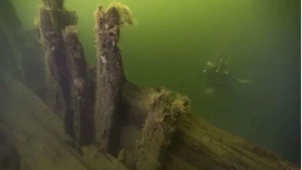 Σουηδοί ναυτικοί αρχαιολόγοι ανακάλυψαν βυθισμένο πολεμικό πλοίο του 17ου αιώνα (φώτο)