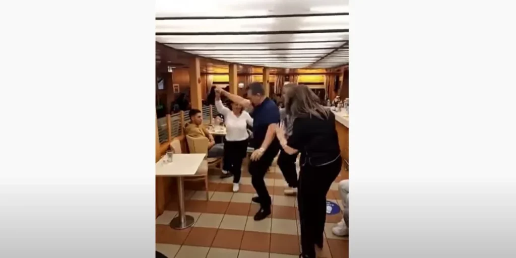 «Το έριξαν» στο χορό ο Γιάννης Βρούτσης και ο δήμαρχος Πάρου – Χόρεψαν νησιώτικα σε πλοίο της γραμμής