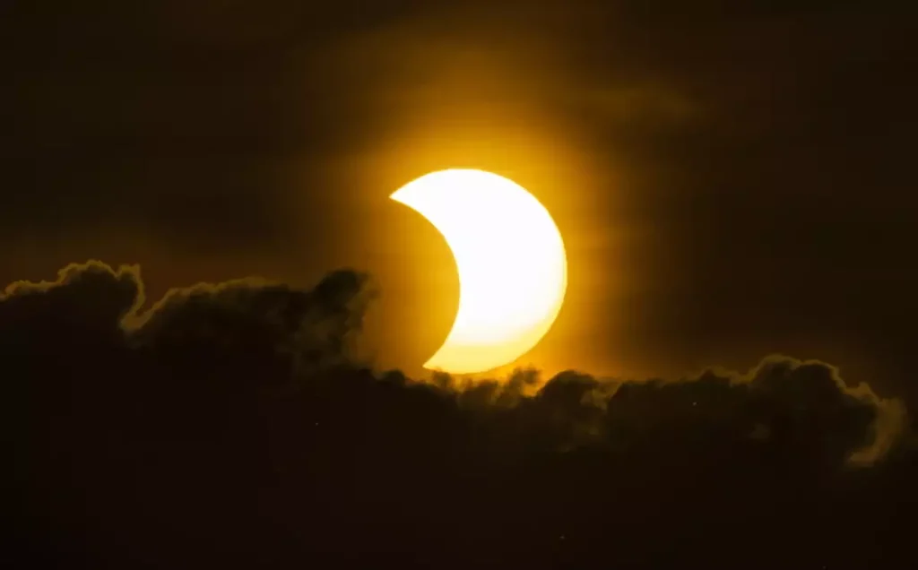 Μερική έκλειψη ηλίου: Δείτε τις εντυπωσιακές εικόνες από τη στιγμή του φαινομένου