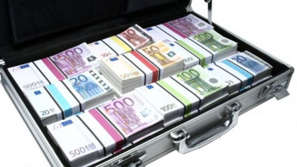 Αιγύπτιος ταξίδευε με 850.000 ευρώ σε μια βαλίτσα