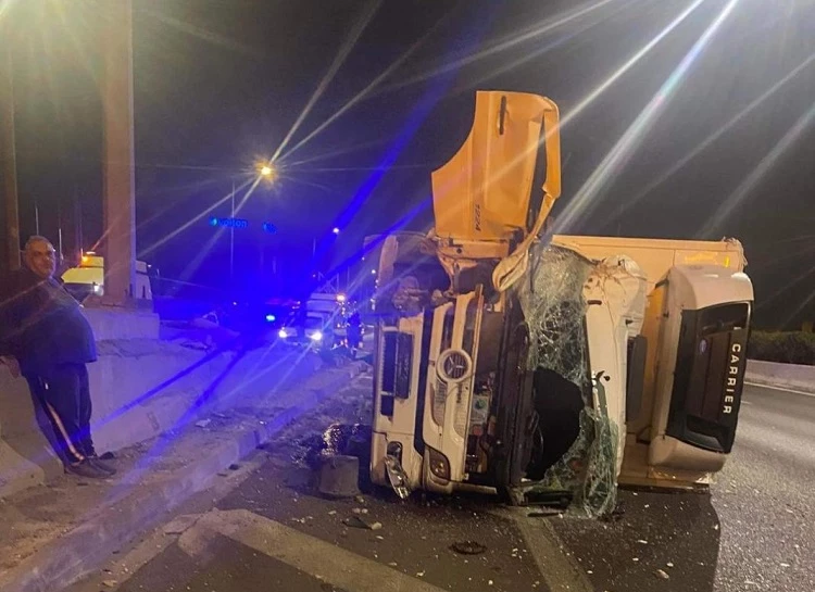 Τροχαίο ατύχημα στην Αττική οδό με ανατροπή φορτηγού στο ύψος της Μεταμόρφωσης – Ένας τραυματίας