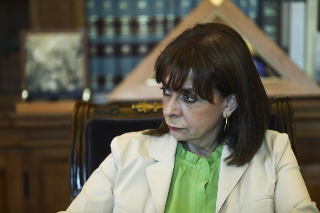 Κ.Σακελλαροπούλου: Θέλει φρουρό έξω από το δωμάτιό της όταν κοιμάται…