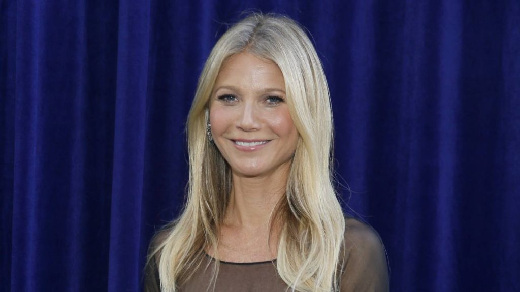 Πιο σέξι από ποτέ: Η Γκουίνεθ Πάλτροου στα 50 της ποζάρει με αποκαλυπτικό φόρεμα (φωτό-βίντεο)