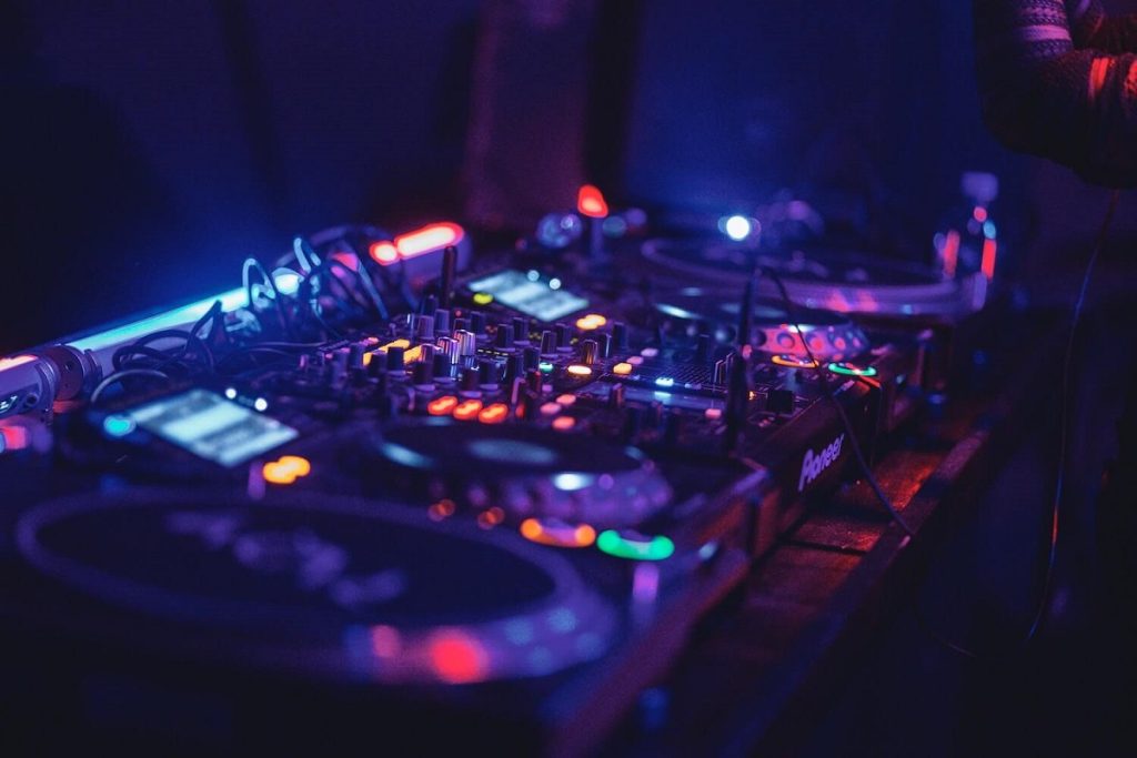 Διάσημος DJ πέθανε αιφνίδια στον ύπνο του (φωτό)