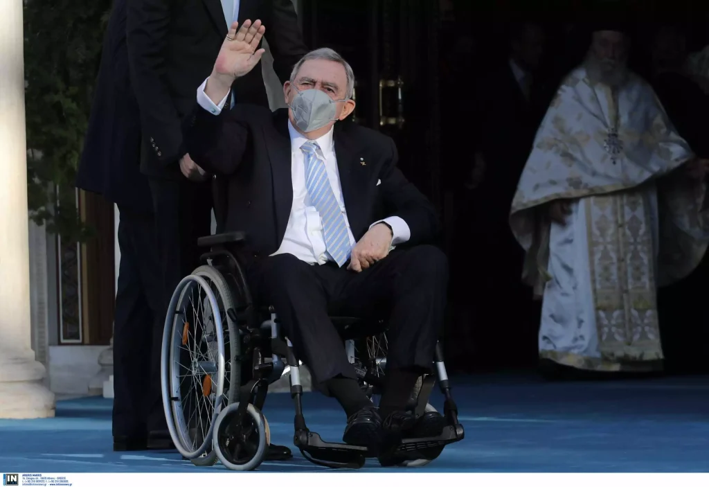 Με αναπηρικό καροτσάκι στο κέντρο της Αθήνας ο τέως βασιλιάς Κωνσταντίνος (φωτο)