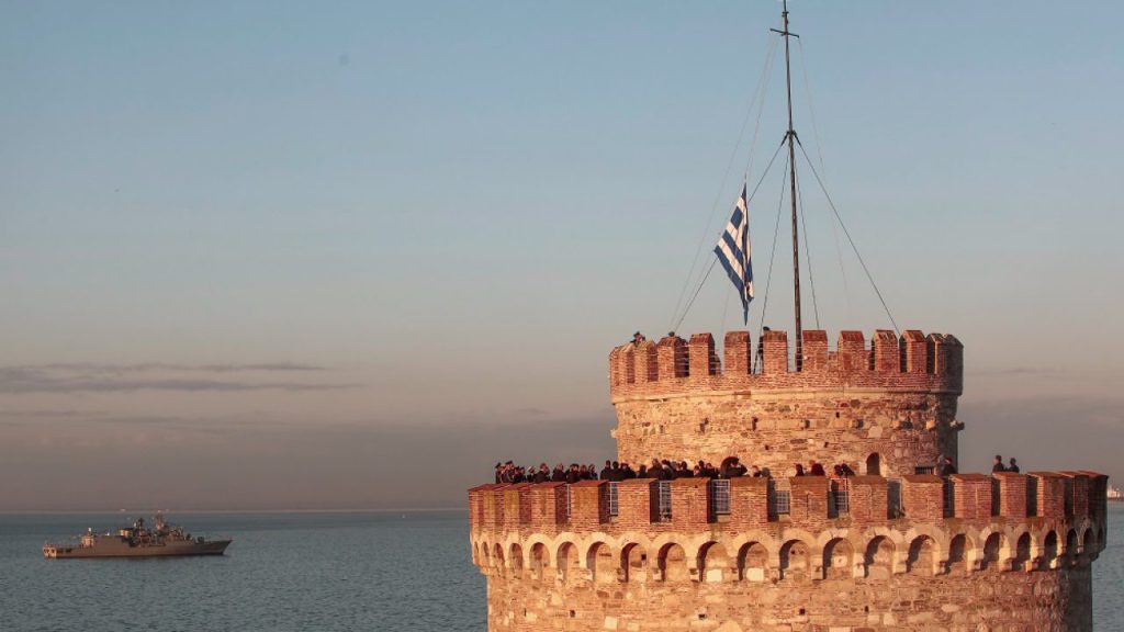 Με λαμπρότητα η έπαρση της σημαίας στον Λευκό Πύργο για τη διπλή εορτή της Θεσσαλονίκης (βίντεο)
