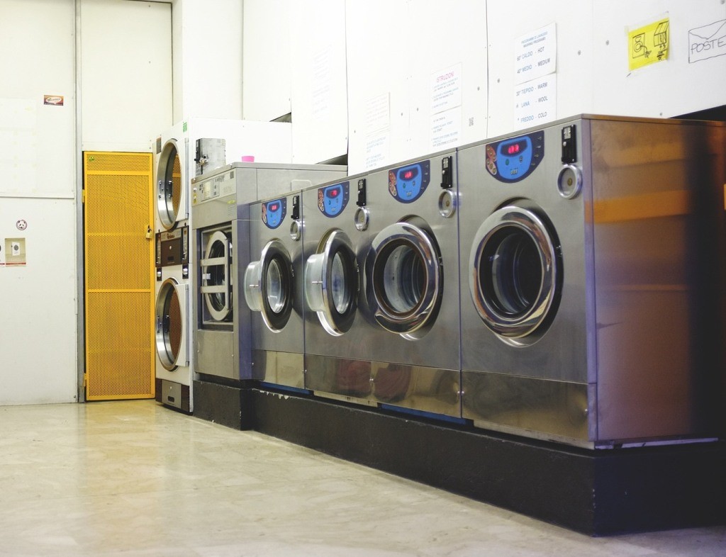 Ενεργειακή κρίση: Όλο και περισσότεροι καταφεύγουν στο κοινωνικό πλυντήριο Θεσσαλονίκης για μια… δωρεάν μπουγάδα