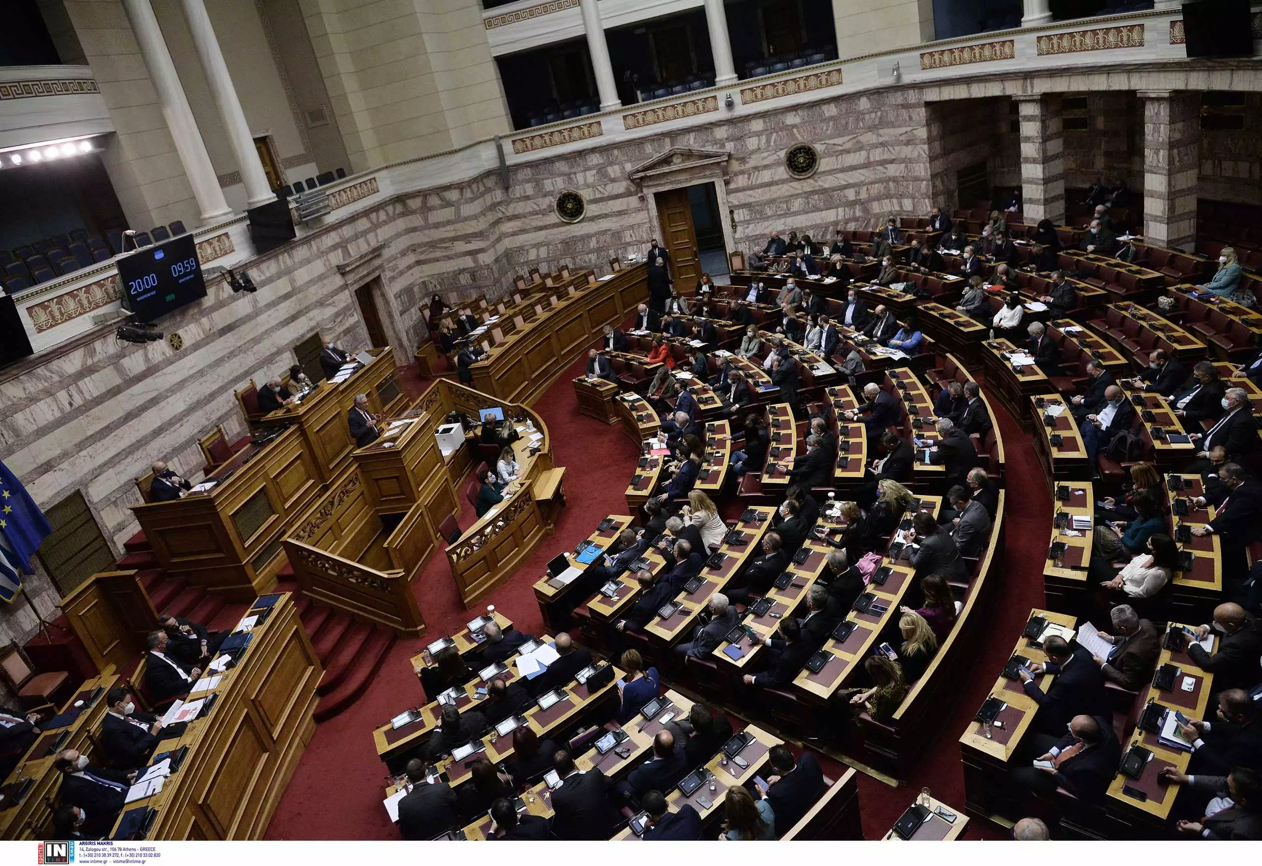 Βουλή: Ψηφίστηκε η τροπολογία για το «καλάθι του φτωχού» – Με το δελτίο για αξιοπρεπή διαβίωση