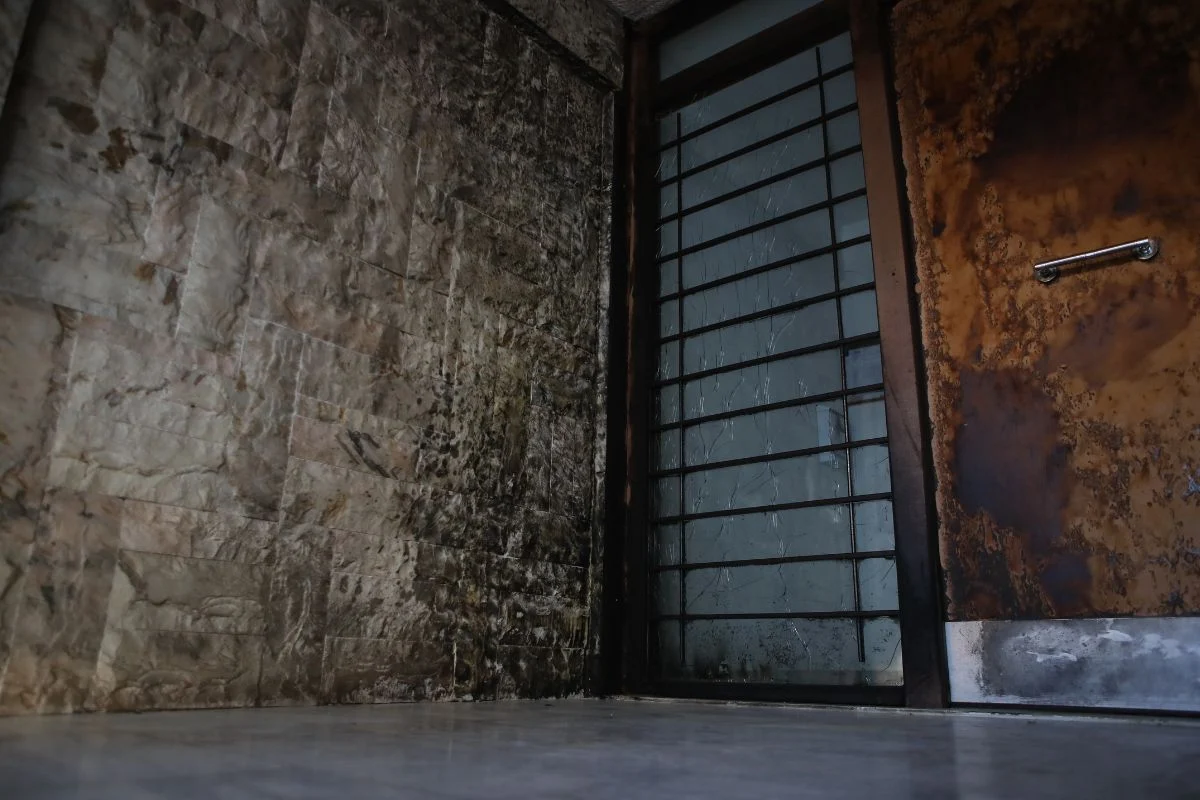 Κολωνός: Οι «Πυρήνες Άμεσης Δράσης» ανέλαβαν την ευθύνη για την επίθεση στην πολυκατοικία του Μίχου