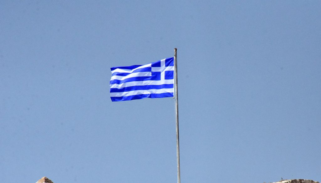 Άγνωστοι έκλεψαν τις ελληνικές σημαίες από το Δήμο Μοσχάτου – Ταύρου