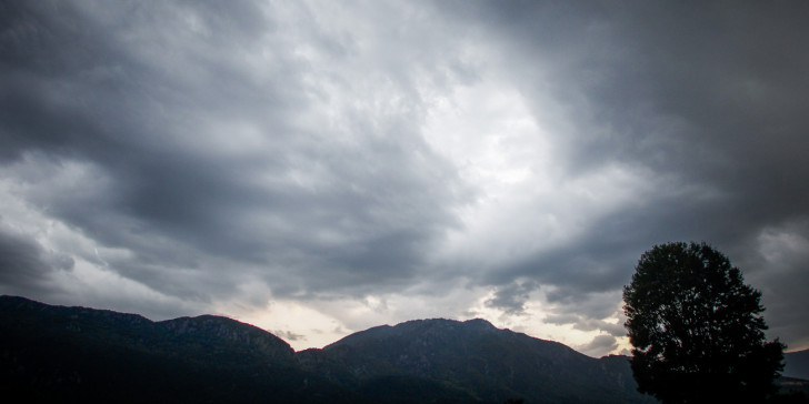 Καιρός: Πέφτει η θερμοκρασία σήμερα και έρχονται βροχές και κρύο – Αναλυτική πρόγνωση