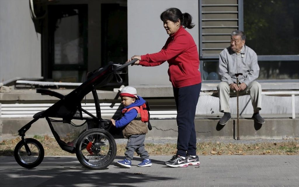 «Γεννάτε γιατί χανόμαστε» – Κίνα: Το κράτος πιέζει τις νεόνυμφες να κάνουν παιδί από το πρώτο τρίμηνο