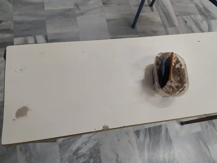 Λάρισα: Τον γύρο του διαδικτύου κάνει μαθητής του 1ου ΕΠΑΛ Τυρνάβου που επισκευάζει τα θρανία του σχολείου