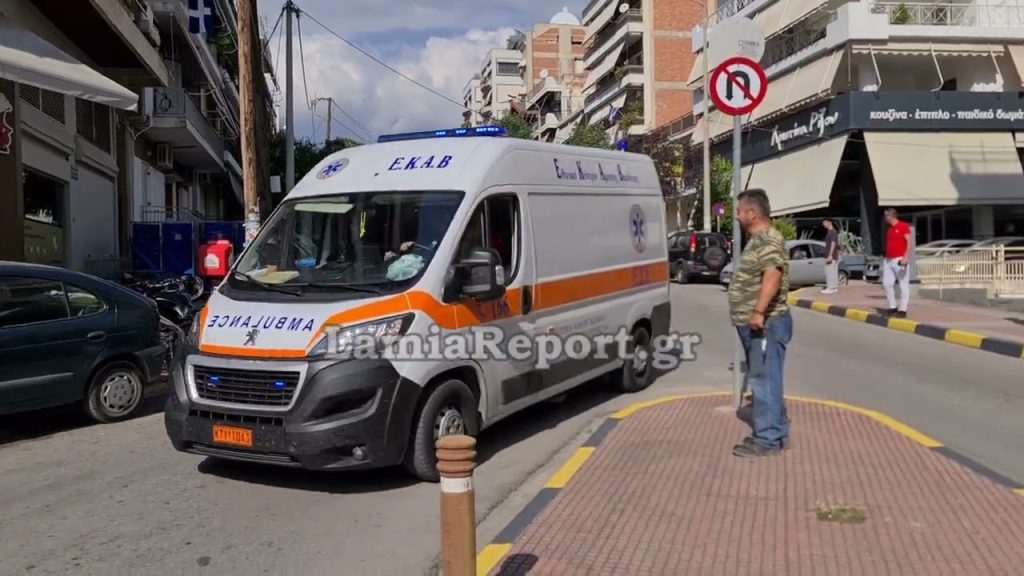 Αυτοκίνητο παρέσυρε γυναίκα έξω από σούπερ μάρκετ στη Λαμία – Μεταφέρθηκε στο νοσοκομείο (βίντεο)