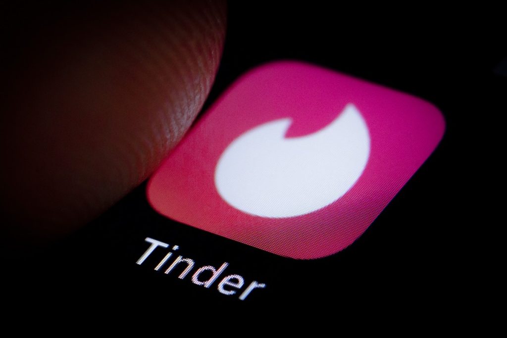«Γύπας» στο Tinder κατάφερε να φλερτάρει ταυτόχρονα με 5.391 γυναίκες (βίντεο)