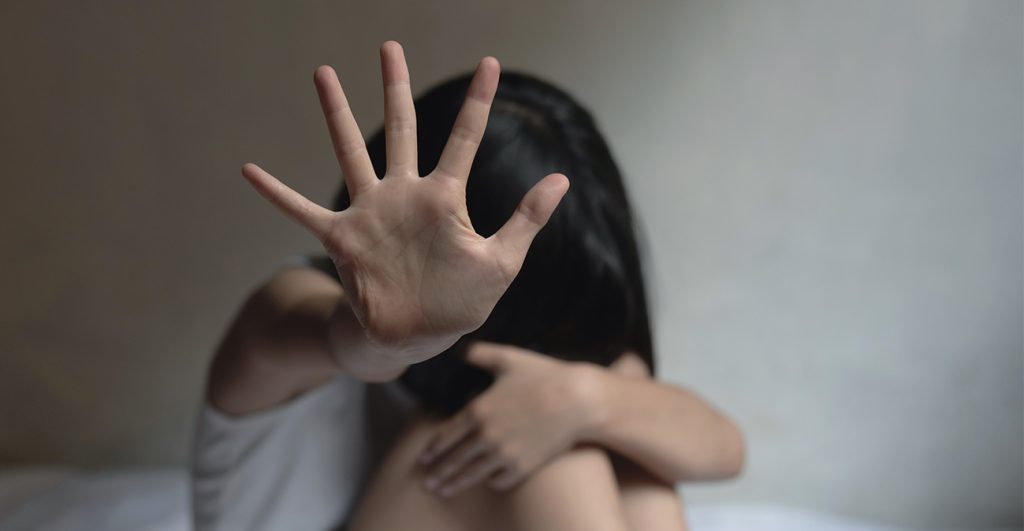 Βιασμός 34χρονης στο Π.Φάληρο: «Όσο κυκλοφορεί ελεύθερος φοβάμαι για τη ζωή μου – Απείλησε ότι θα με σφάξει»