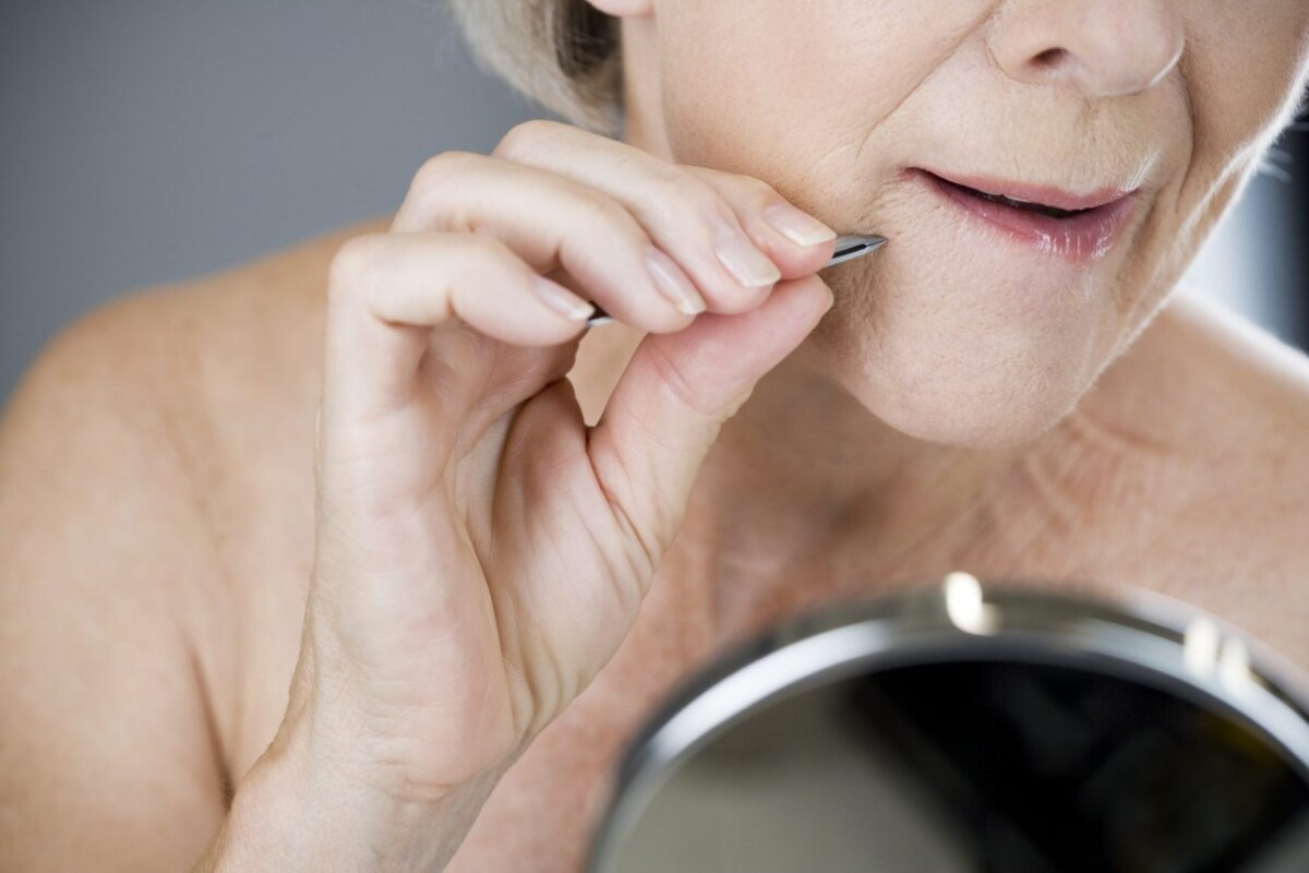 Όσα πρέπει να ξέρεις για τις τρίχες στο πηγούνι: Γιατί επιμένουν να ξαναεμφανίζονται;