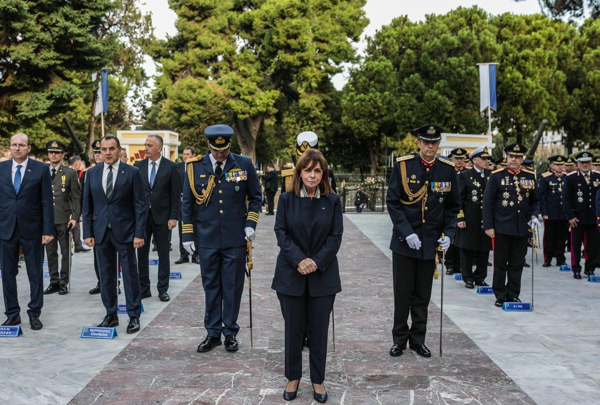 Η ΠτΔ Α.Σακελλαροπούλου «έπαιζε» με το κινητό της ενώ τα στρατεύματα παρήλαυναν μπροστά της! (φωτό)