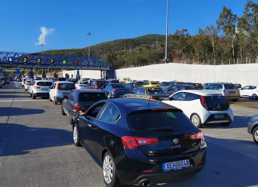 Μαζική έξοδος για το τριήμερο της 28ης Οκτωβρίου – Ταλαιπωρία στα διόδια της Ελευσίνας