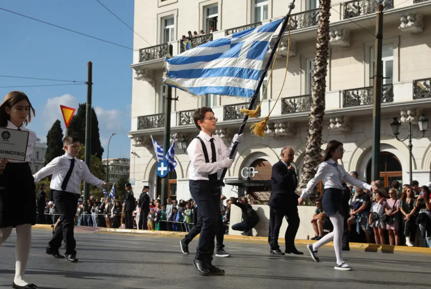 28η Οκτωβρίου: Ολοκληρώθηκε η μαθητική παρέλαση στο κέντρο της Αθήνας – 235 σχολεία της Α’ Αθηνών