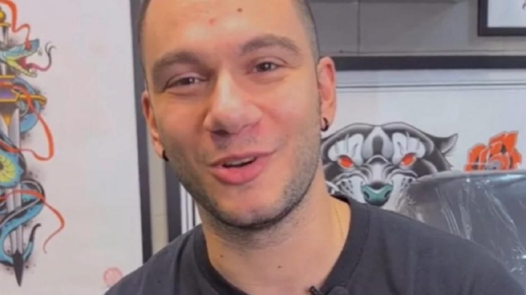 Έλληνες tattoo artists αποκαλύπτουν τα πιο περίεργα τατουάζ που τους έχουν ζητήσει (βίντεο)