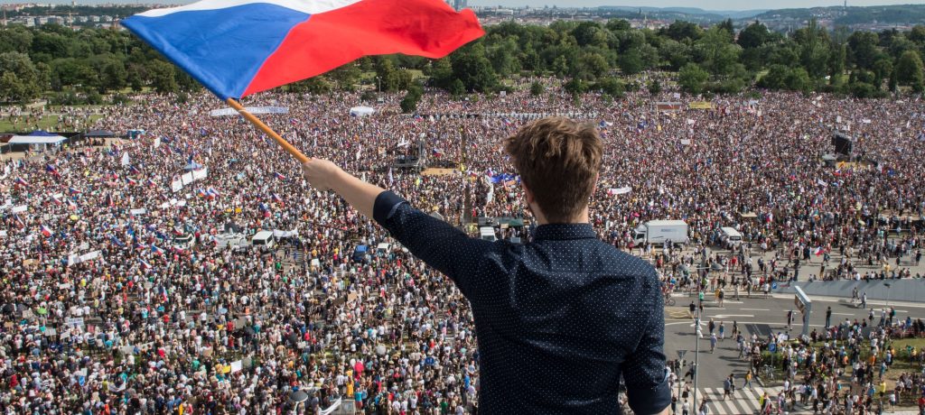 Πράγα: Λαοθάλασσα 100.000 Τσέχων κατά της κυβέρνησης – «Πάρτε πίσω τις κυρώσεις στην Ρωσία»