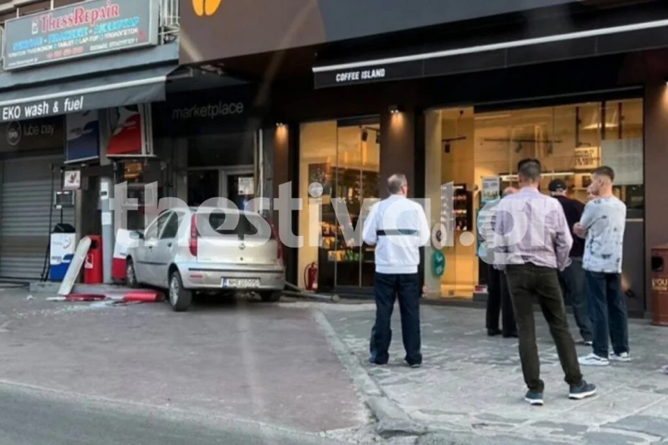 Θεσσαλονίκη: Αυτοκίνητο «καρφώθηκε» σε βενζινάδικο στη Νεάπολη