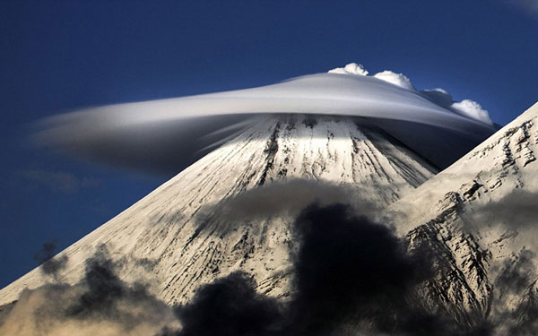 Ασυνήθιστα σύννεφα πάνω από τα ηφαίστεια της Καμτσάτκα (φωτο)