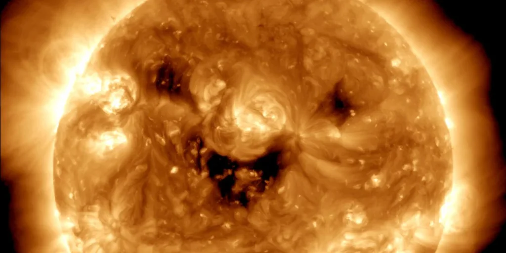NASA: «Ο ήλιος που γελάει» – Η δορυφορική εικόνα που έγινε δημοφιλής στο διαδίκτυο