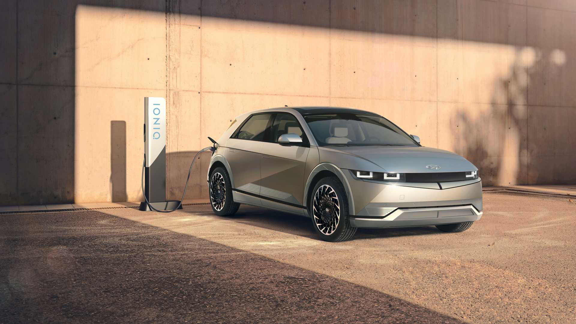 Οι αυτοκινητοβιομηχανίες θα «σπρώξουν» 1,2 τρις. δολάρια στα ηλεκτρικά έως το 2030