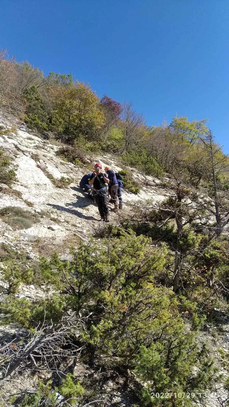 Ιωάννινα: Δείτε εικόνες από τη διάσωση κυνηγού που έπεσε σε δύσβατο σημείο (φωτο)