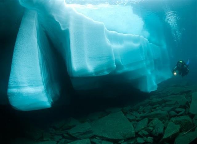 Τα παγόβουνα της λίμνης Sassolo που δεν λιώνουν ποτέ και δημιουργούν «μαγικές» εικόνες