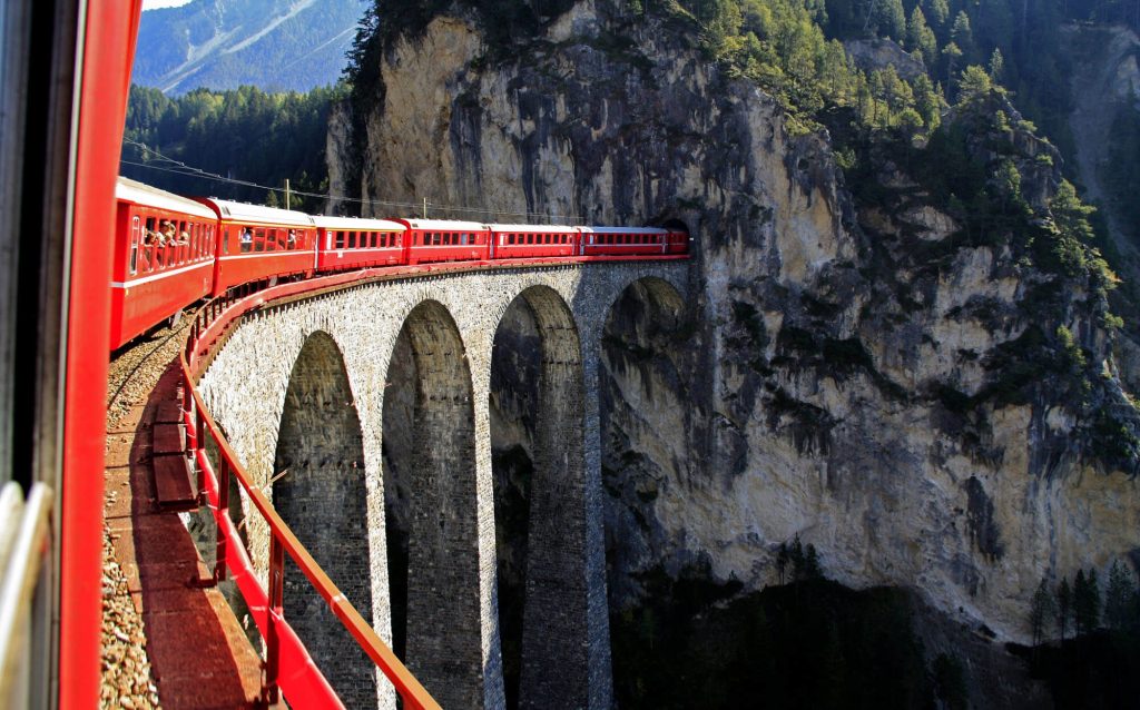 Ελβετία: Αυτό είναι το μεγαλύτερο τρένο του κόσμου – Αποτελείται από 100 βαγόνια και σπάει κάθε ρεκόρ (φωτο-βιντεο)